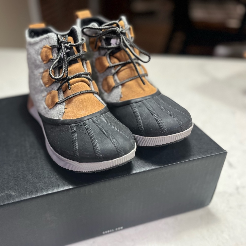 EUC Sorel Out N About Boots